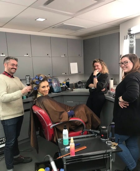 Lisa Abramowicz is getting ready by her hairdresser on the set of Bloomberg TV. How much salary does Lisa get paid at Bloomberg TV?